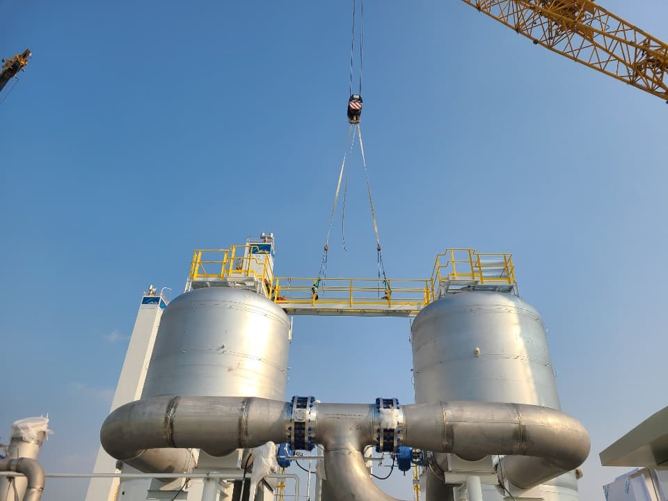 Vertical tanks with large-bore connecting piping