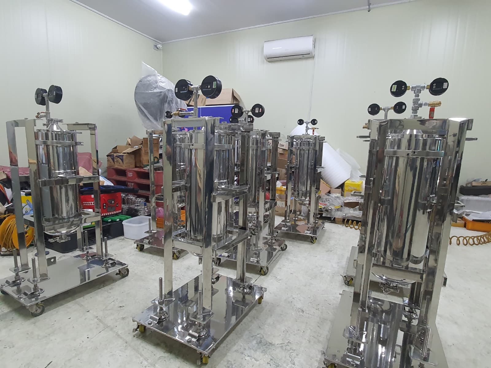 Semiconductor-process filter housing